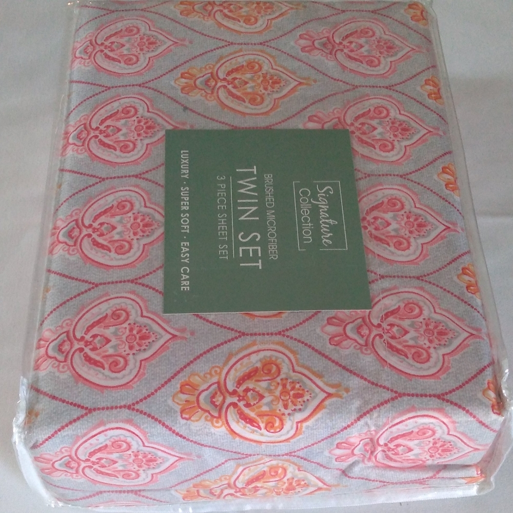 Signature Collection 3 Pc Twin Sheet Set  MEDALLION Prints